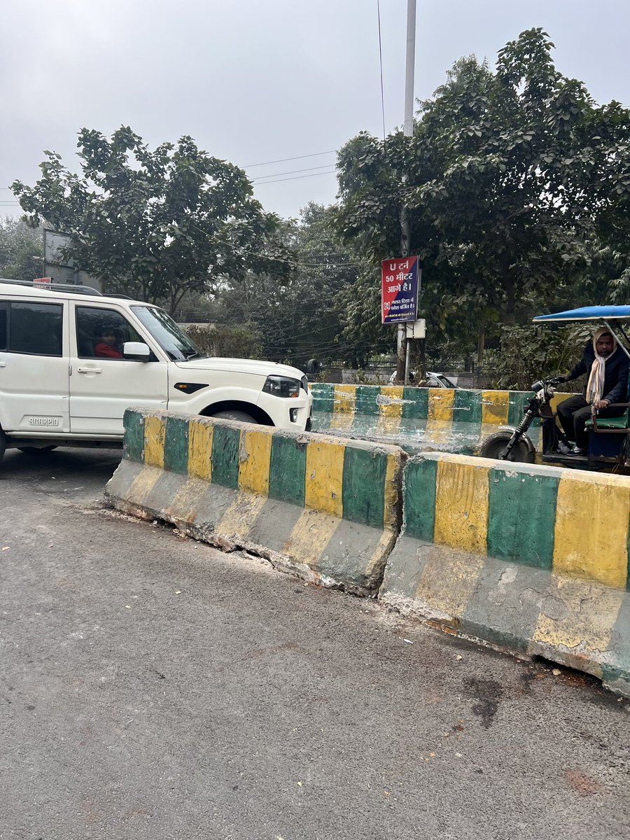 Sec50Antriksh's tweet photo. Noida is building a lot of u-turns. These u-turns are maybe helping decongest the crossings, but they are a nightmare with people trying to drive wrong side and endanger the lives of others along with them. 

@noidapolice needs to take some strict actions against such drivers https://t.co/j666ewnNM3