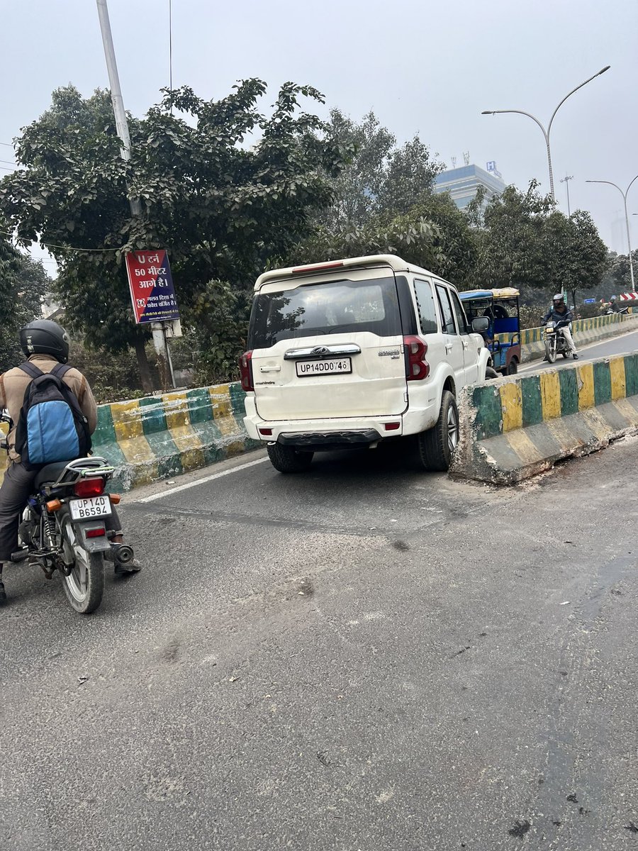 Sec50Antriksh's tweet photo. Noida is building a lot of u-turns. These u-turns are maybe helping decongest the crossings, but they are a nightmare with people trying to drive wrong side and endanger the lives of others along with them. 

@noidapolice needs to take some strict actions against such drivers https://t.co/j666ewnNM3