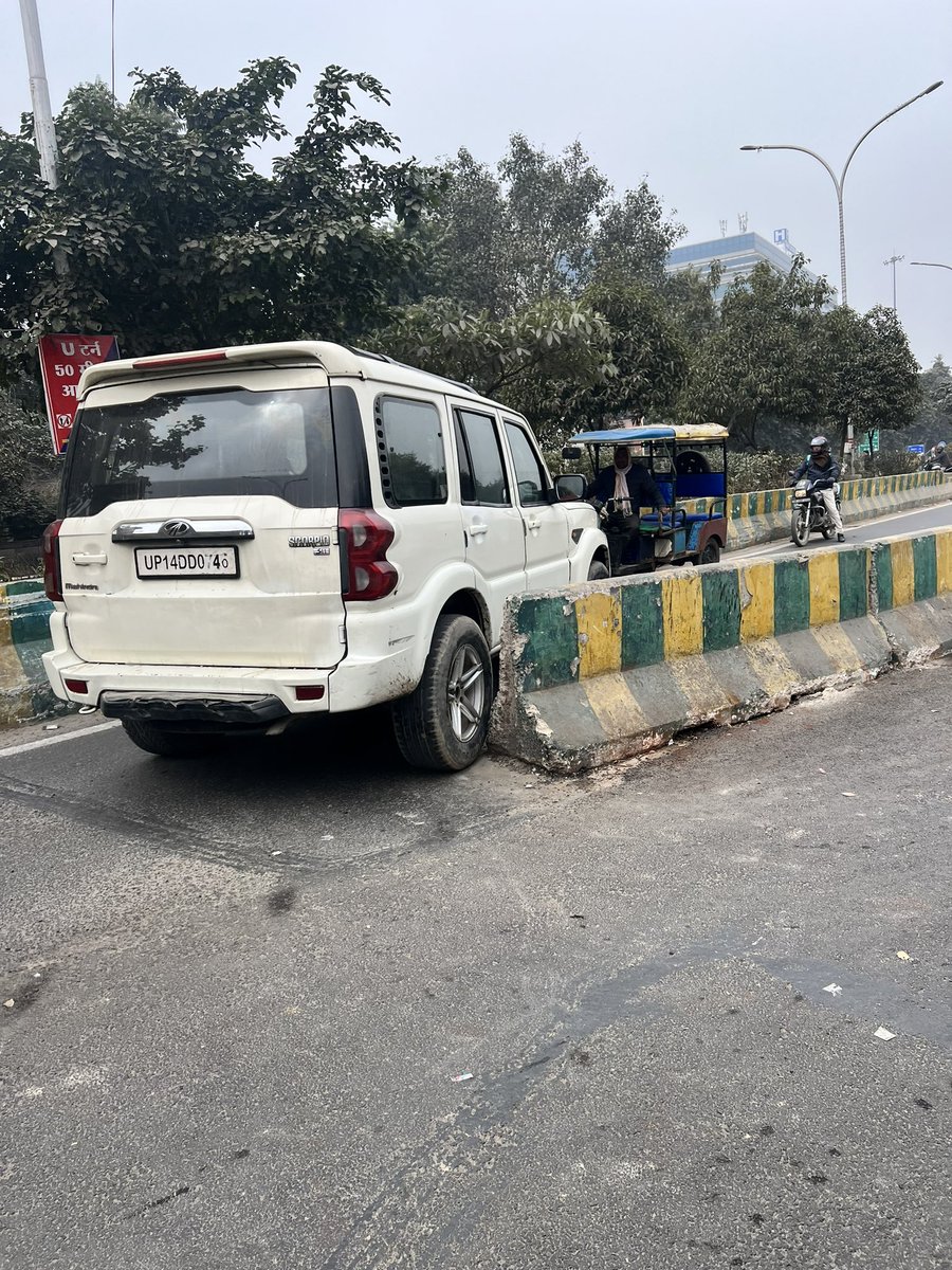 Sec50Antriksh's tweet photo. Noida is building a lot of u-turns. These u-turns are maybe helping decongest the crossings, but they are a nightmare with people trying to drive wrong side and endanger the lives of others along with them. 

@noidapolice needs to take some strict actions against such drivers https://t.co/j666ewnNM3