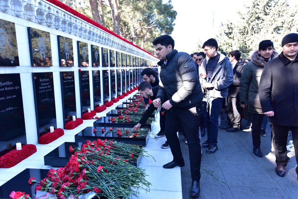 dvcpu's tweet photo. Gənclər təşkilatlarının rəhbər və nümayəndələri 20 Yanvar faciəsinin 34-cü ildönümü ilə əlaqədar Şəhidlər Xiyabanını ziyarət ediblər. 

#20yanvar #BlackJanuary #DVC https://t.co/CGZupAfUuy