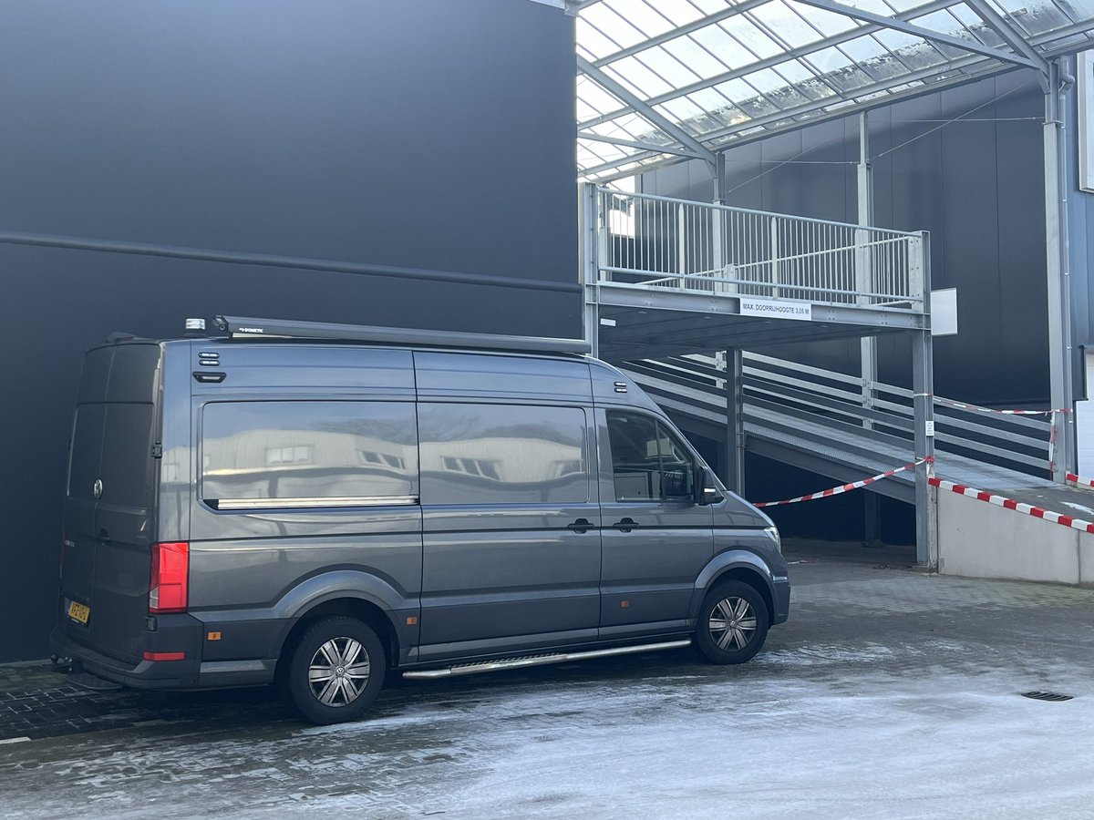 Vandaag 12:00 zaterdag 20-01-2024
Aan de Vlielandseweg is voor een Geragebox een overleden persoon aangetroffen! De Forensische opsporing heeft heel de ochtend onderzoek gedaan ! Foto’s Rik Bos