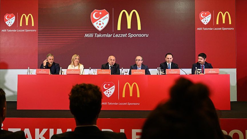 TÜRKİYE FUTBOL FEDERASYONU (TFF) İLE McDONALD’S ARASINDAKİ 
SPONSORLUK ANLAŞMASI 2026 YILINA KADAR UZATILMIŞ…

TÜRKİYE’DE Kİ MİLLÎ UNSURLAR McDONALD’SI
PROTESTO EDERKEN
BU YAPILAN HAREKET MİLLETİN MİLLÎ HİSLERİNE YAPILAN HAKARETTİR…

Mc DONALD’S 
TÜRKİYE’DE Kİ TEPKİLERİ ORTADAN