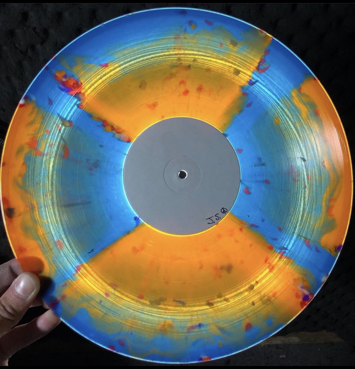 MicroforumVinyl's tweet photo. 🧡💙 what do you guys think of this colour combo? 💙🧡 #vinylrecords #records #music #toronto #handmade #colouredvinyl #colours #art #wemadethis #toronto #vinylcommunity #vinylcollection https://t.co/ad1LflEwtp