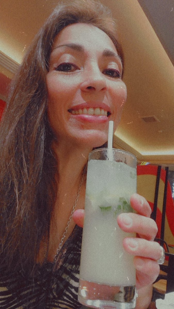 Andreitha_sky's tweet photo. Amor eterno al mojito ! 
Un manjarsh el de chirimoya 🥰 https://t.co/a3WkPlyZp8