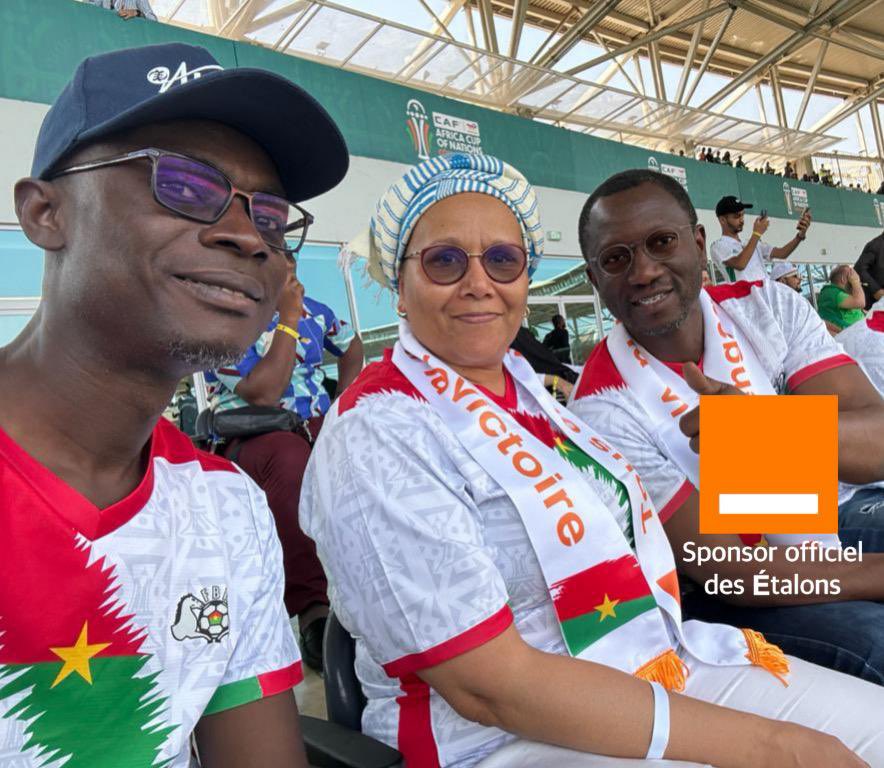 mamadouc7's tweet photo. Belle prestation de nos #Etalons ce samedi. 
Avec une belle délégation, nous avons donné de la voix tout au long du match au stade de la paix de Bouaké. 
Il reste encore 5 batailles à mener, et nous restons engagés avec vous jusqu'au bout. 
#TousSupporters.
@OrangeBurkina, sponsor officiel des #Etalons. 🇧🇫