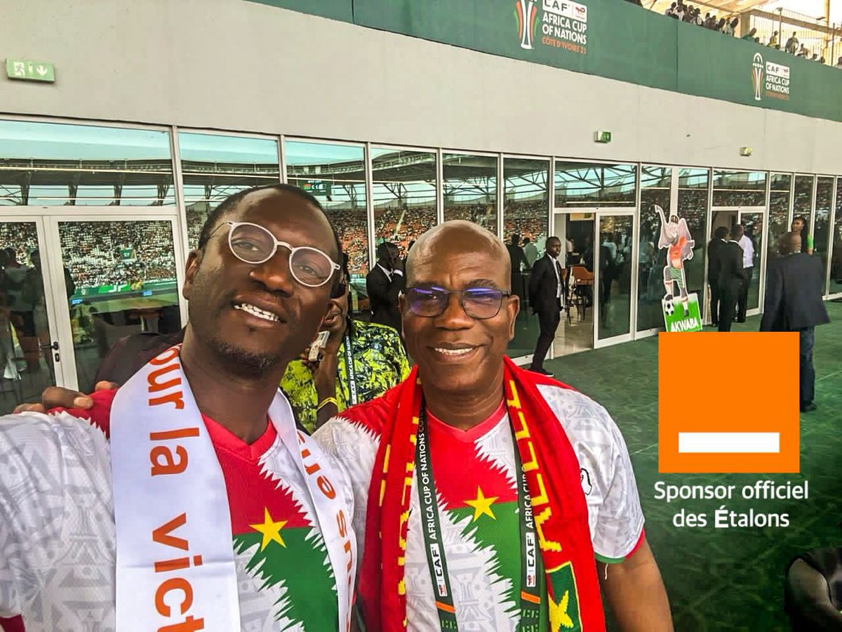 mamadouc7's tweet photo. Belle prestation de nos #Etalons ce samedi. 
Avec une belle délégation, nous avons donné de la voix tout au long du match au stade de la paix de Bouaké. 
Il reste encore 5 batailles à mener, et nous restons engagés avec vous jusqu'au bout. 
#TousSupporters.
@OrangeBurkina, sponsor officiel des #Etalons. 🇧🇫