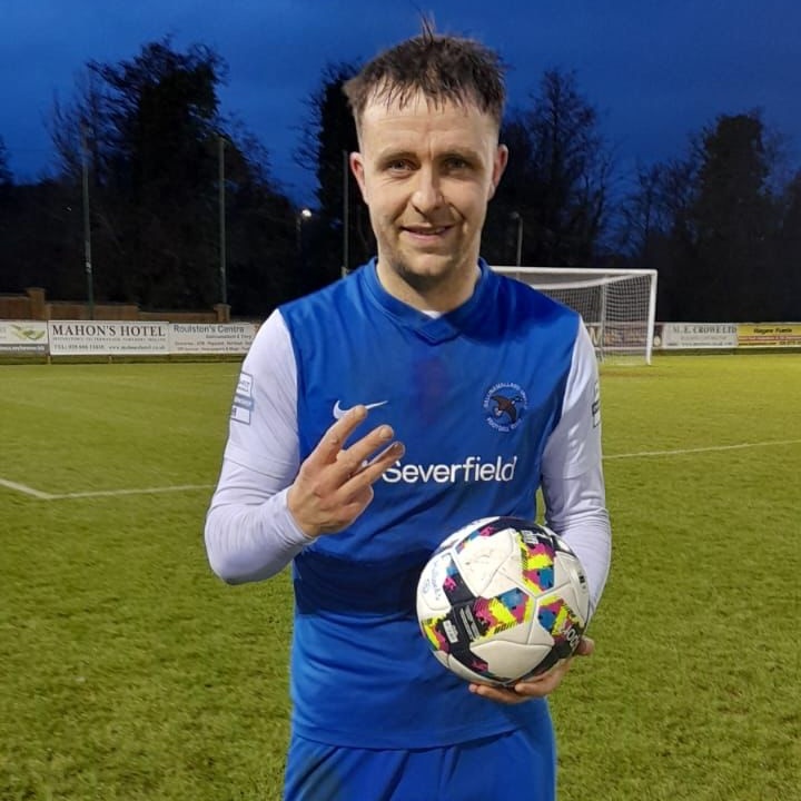OfficialNIFL's tweet photo. 𝗛𝗔𝗧-𝗧𝗥𝗜𝗖𝗞 𝗛𝗘𝗥𝗢 🤩

Josh McIlwaine ⚽ @Ballinamallard

#PlayrFitChamp https://t.co/r4yPoQW0B0