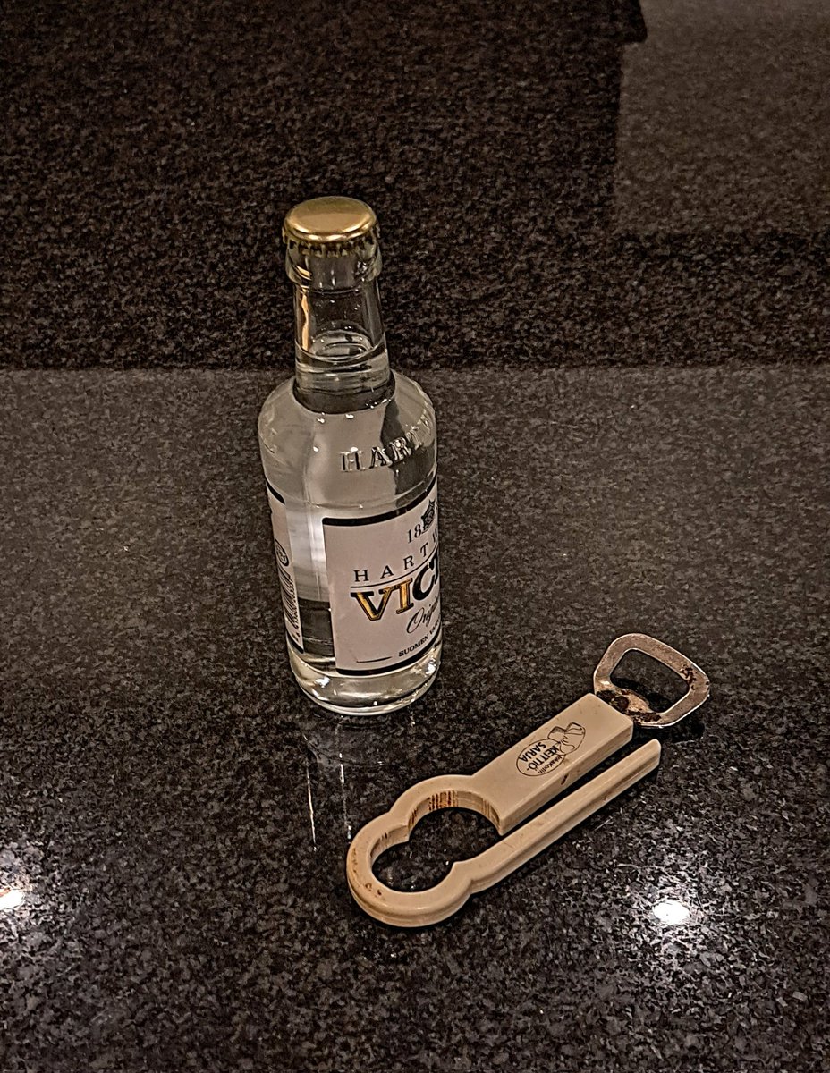 somevaari's tweet image. Vaimo luki minulle netistä, että saamme mikromuoveja paljon elimistöömme muovisista juomapulloista.
Ostin ravintolasta pizzan kanssa kotiin pullon vissyä. Se oli lasipullossa! 
Vielä löytyi korkinavaaja huushollista kun vähän kaivelin laatikoita. #muovi #lasi #pakkkaukset