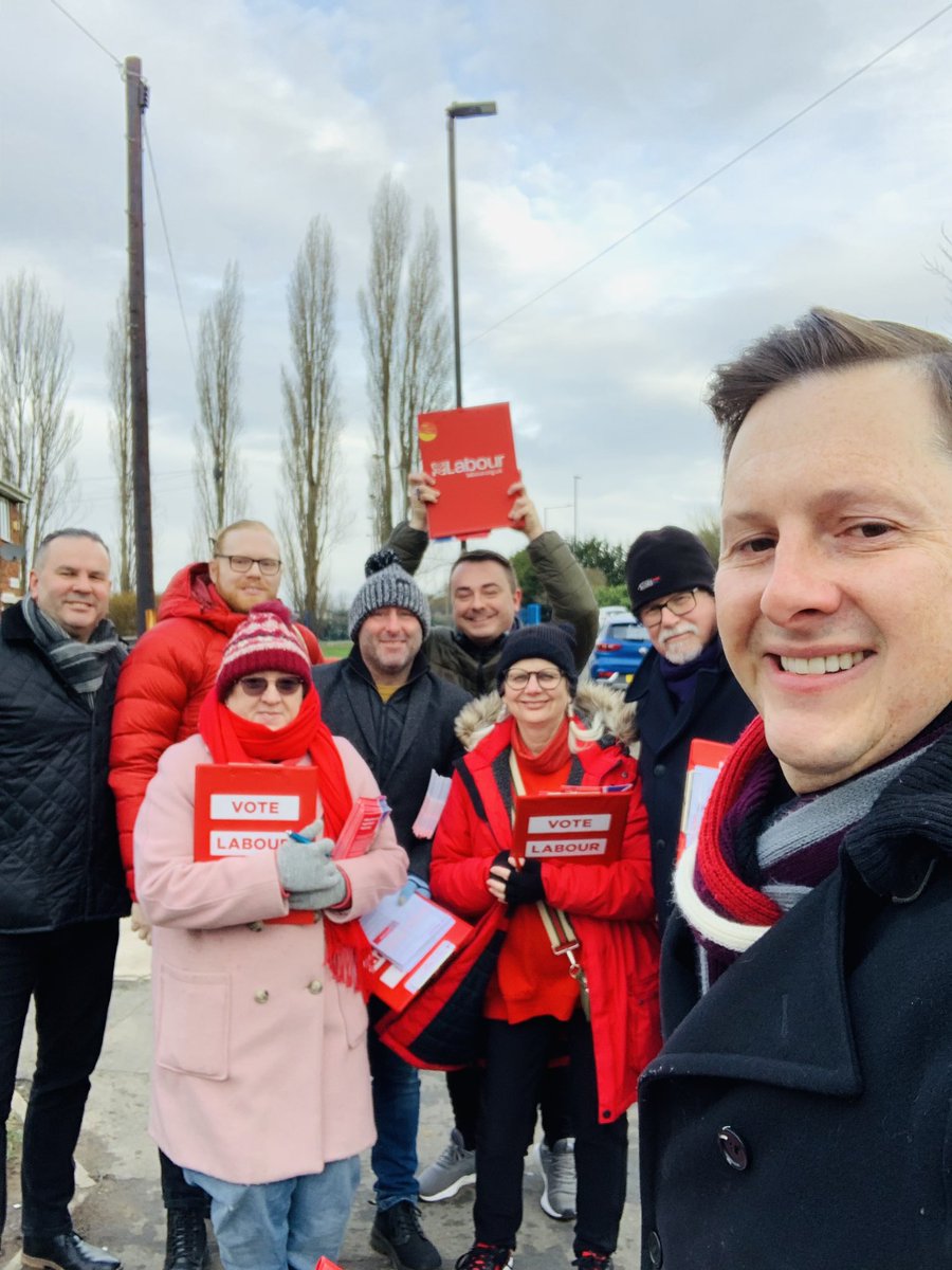 Wrapped up and ready to listen to residents on the doorstep this morning in Thorne. Great team effort and we were overwhelmed by the support. @UKLabour