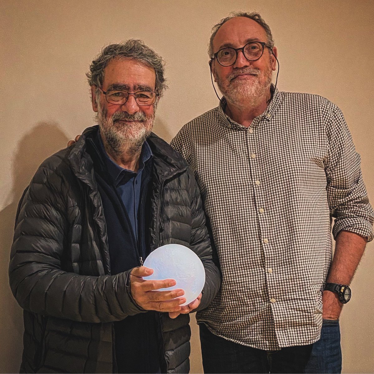 SerrallongaJ's tweet photo. El fotògraf i artista #JoanFontcuberta i un #primat nòmada,amb la Lluna del #ClubDelsLlunàticsILlunàtiques @museuciencies
#Art,#Ciència i #Museus
Foto:LGonzález (#CentreMartorellDExposicions)
Gràcies equip del #MCNB
@AnimalesInv @UOCartshum @gabineteuab @Pessics @BCNCiencia https://t.co/wDkra71JQp