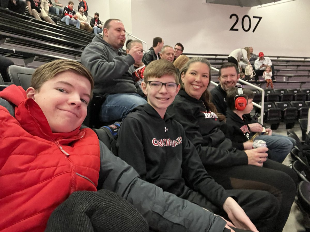 BritsAdaisy's tweet photo. #BEARCATS https://t.co/fC0YxDBKl6