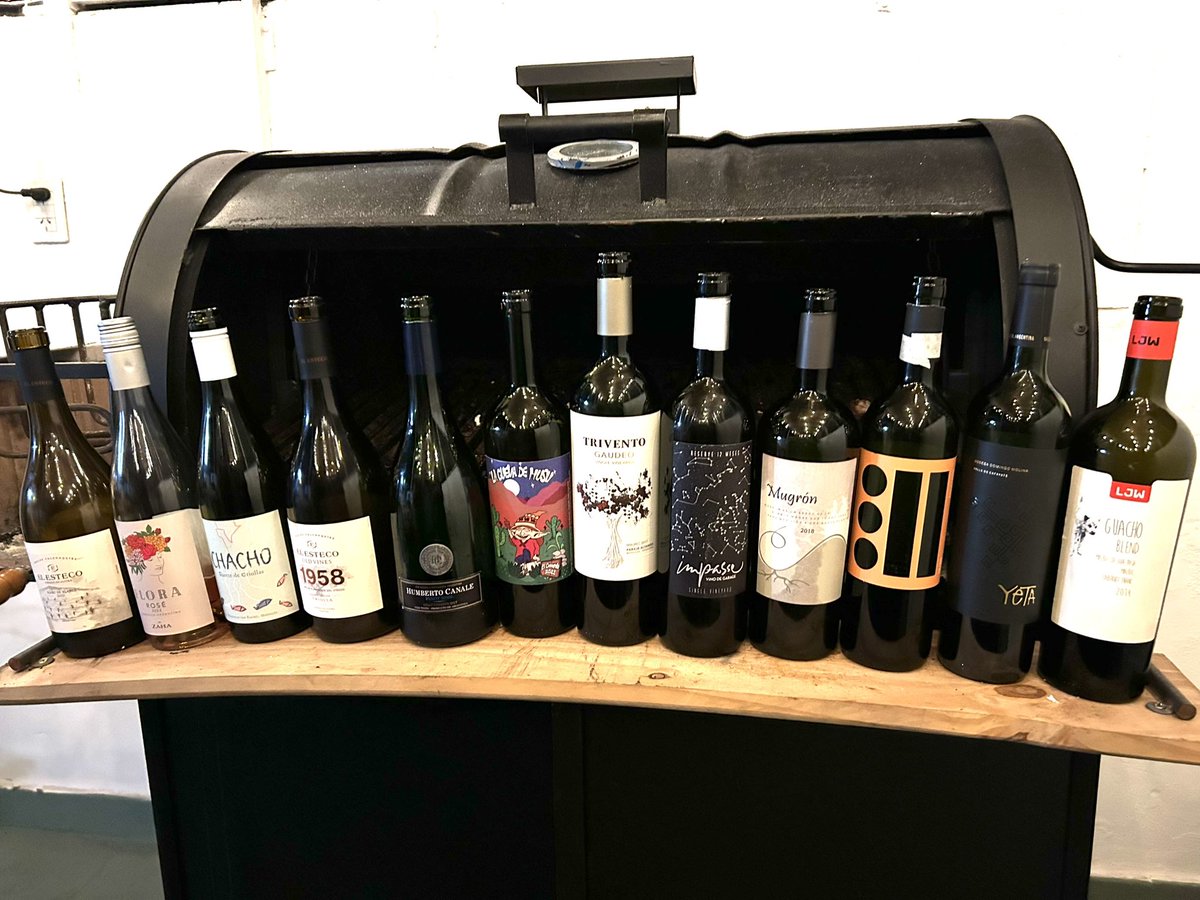 ClauPiva's tweet photo. Gran juntada! Este grupo tiene futuro 😍 GRACIAS SOL 🍷
#abcgroup #cueveros #wineandfriends #graciasmusu https://t.co/wDTmLcgSUa