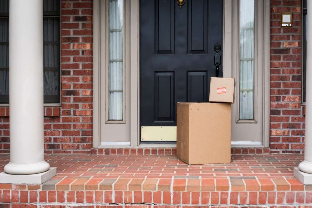 FBICharlotte's tweet photo. #BBBScamAlert: You receive a text message from a "delivery" driver looking for your home. It says something like this: "Hi! My name is Tony. I work for FedEx, &amp; I'm trying to find your house. Please call me." Seems a little strange to you? Trust your gut. https://t.co/naDvP7j27z https://t.co/1ebR6ftMki