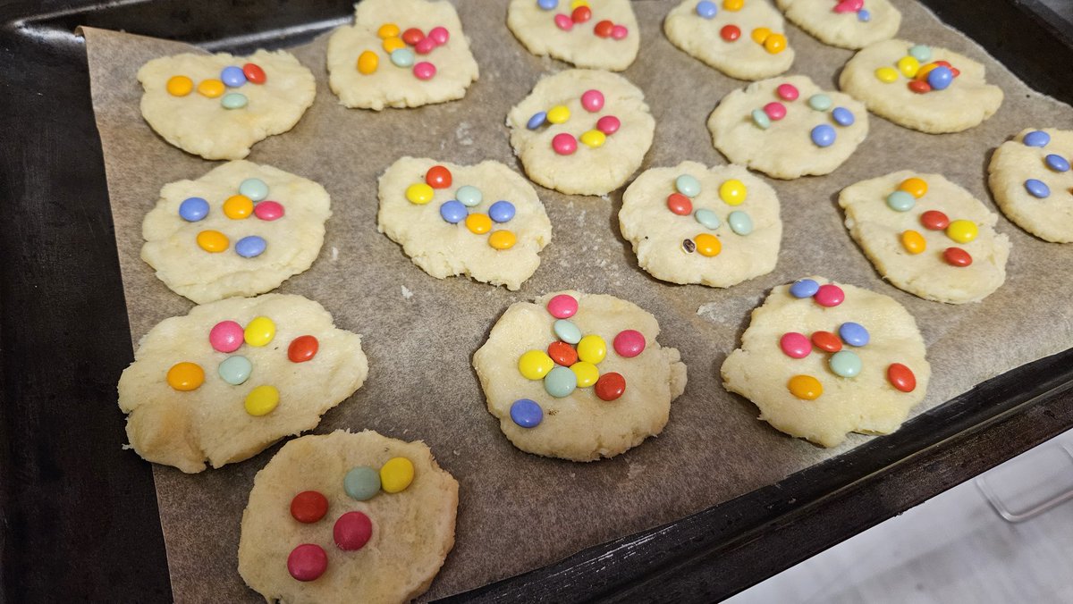 Pogotowie_IT's tweet photo. Zebrało mi się na eksperymenty... 😉👨‍🍳
#Kruche #ciasteczka z posypką z #czekoladowych #lentilek 🍪
Może kształtu nie mają, mo ale cóż 🤷‍♂️
Ciekawe jak to będzie smakować? 🤔 https://t.co/mY8w4GEpGv