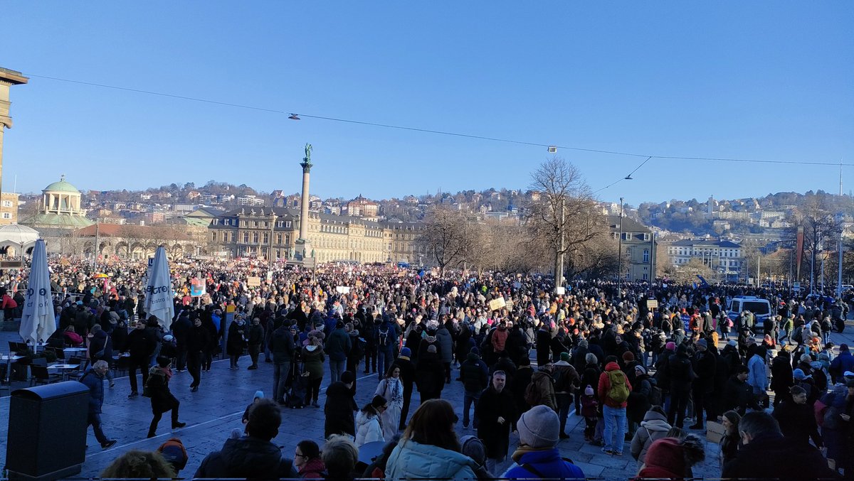 om_aniac's tweet photo. Impressionen aus #Stuttgart #S2001 #DieRechteWelleBrechen #LAUTgegenRechts #NieWiederIstJetzt
Danke an mindestens 30.000 Mitmenschen, die dabei waren, trotz Temperaturen um den Gefrierpunkt. https://t.co/UqLr6AJQB5