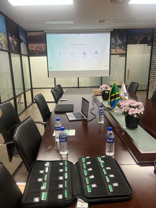 taghiveofficial's tweet photo. We had the opportunity of presenting Class Saathi to @tonytogolani and his colleagues, highlighting its ability to provide equal opportunities for all #students in #classrooms today. It was an insightful discussion on how #ClassSaathi could shape the future of #schools worldwide. https://t.co/lglw067C7N