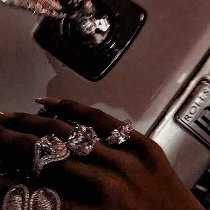 MIAMAGICK's tweet photo. hi everyone i have returned to ed twitter once and for all so i need active moots. here is a little bit about me <3 
 
💠 19
💠 Aries
💠 black
💠im in uni studying law
💠i love kdramas and kpop
💠i love money :) https://t.co/Td9Rcs6XVi