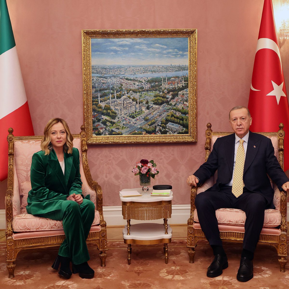 leon_mrt's tweet photo. Soldaki İtalya Başbakanı...

Anlamı? https://t.co/9oAK5ULPoP