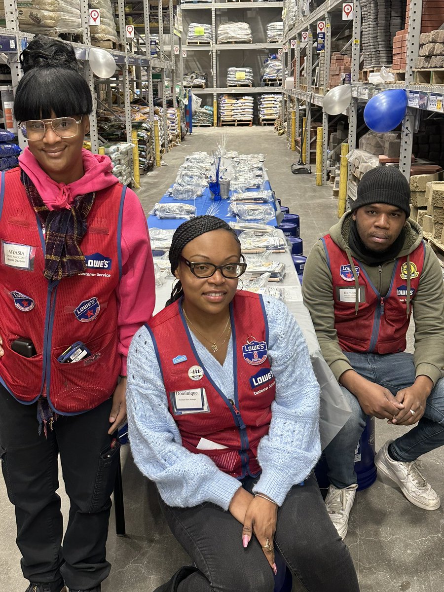 NixonDominique1's tweet photo. First Kids Clinic Workshop Of The Year! Their First Tool box 🔨🥽 #Lowes2664 #FirstToolbox #KidsDIYWorkshop @Houghton1366 @SamCharles07 @Lowes @TweetUsR30 https://t.co/z6WicmSEu6