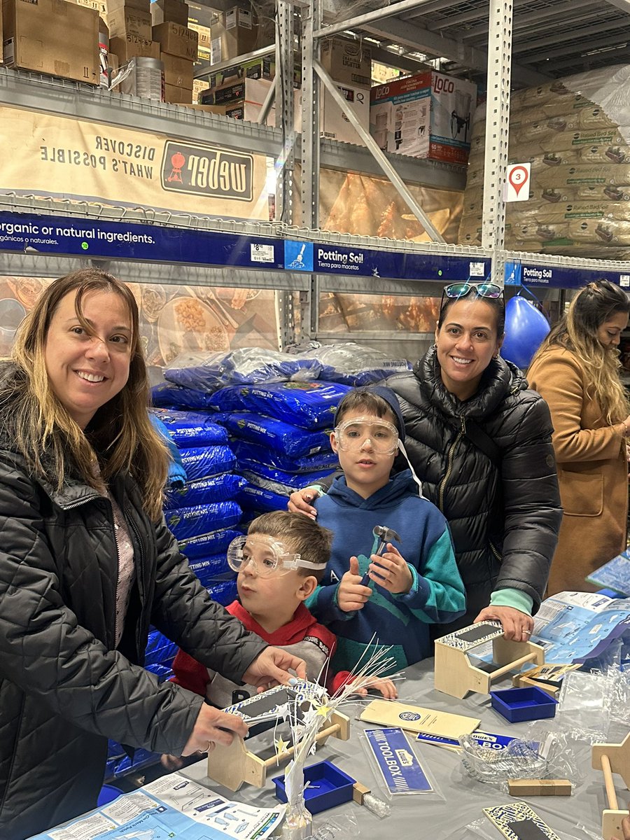 NixonDominique1's tweet photo. First Kids Clinic Workshop Of The Year! Their First Tool box 🔨🥽 #Lowes2664 #FirstToolbox #KidsDIYWorkshop @Houghton1366 @SamCharles07 @Lowes @TweetUsR30 https://t.co/z6WicmSEu6