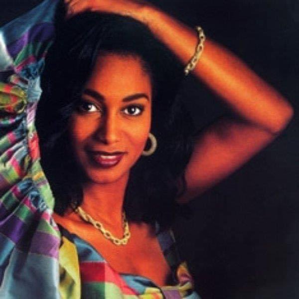 elmusicfeelings's tweet photo. 🎵📸 21 ans ont passé depuis le décès de la légende du Zouk, Edith Lefel. Cette voix particulière à la fois douce, avec un zeste de truc un peu jazzy a conquis la scène dans la seconde moitié des années 80's en enchaînant des hits comme "Sos Mémé", "Piti Kouté gran", "Rendez-Vous", "Si seulement" ou encore "Mèsi", pour lequel, elle gagne le prix SACEM en 1992.

Son aura, reste encore palpable dans la scène zouk actuelle. Elle aurait eu 61 ans.

Si vous deviez faire découvrir Edith à quelqu'un de très jeune ( ou moins jeune d'ailleurs).

👉 Quel titre choisiriez-vous?