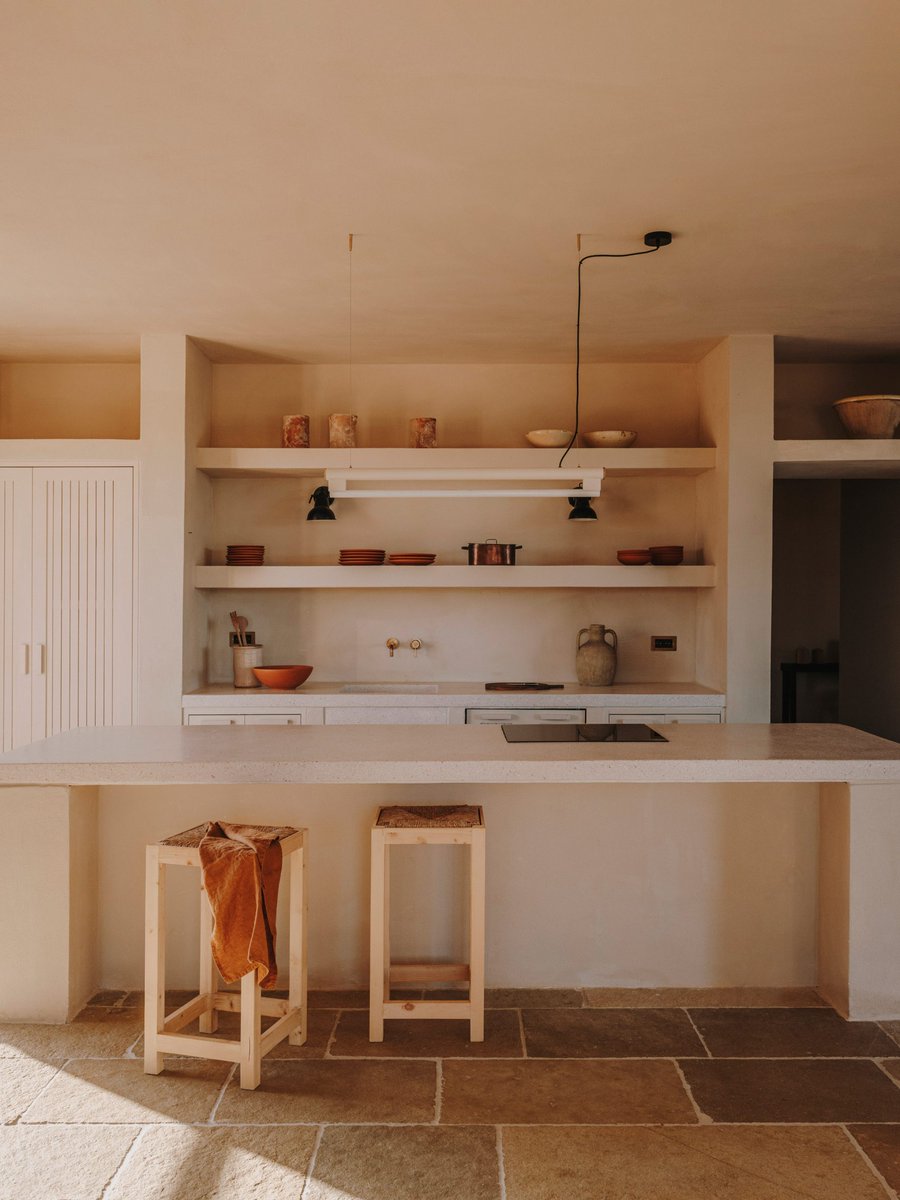 This villa in Puglia was designed by Studio Andrew Trotter to mimic the surrounding landscape, with walls made with a local sandstone called Tufo and coated in a pink lime wash: dezeen.com/2023/01/05/stu…