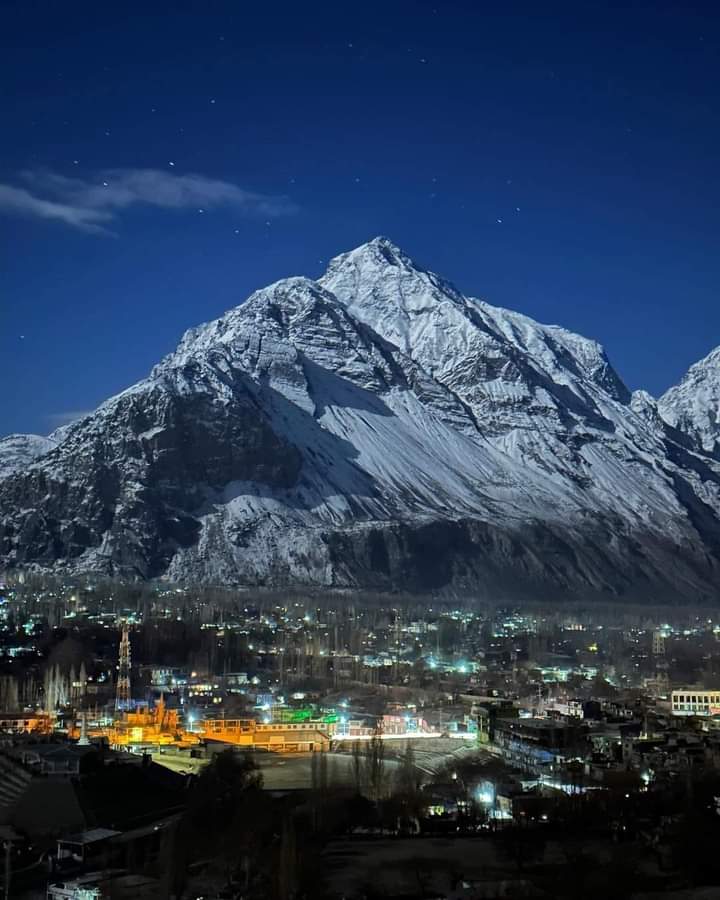 arifmachulovi33's tweet photo. Skardu City at Night Pakistan  🇵🇰 😍
#upperkachorake #aonetourguide #naranbazzar #PayalaLake #markhorhunting #ManthokaWaterfall #Balakot #skardu #Batakundi #IBEX https://t.co/BOBy9HLpRe