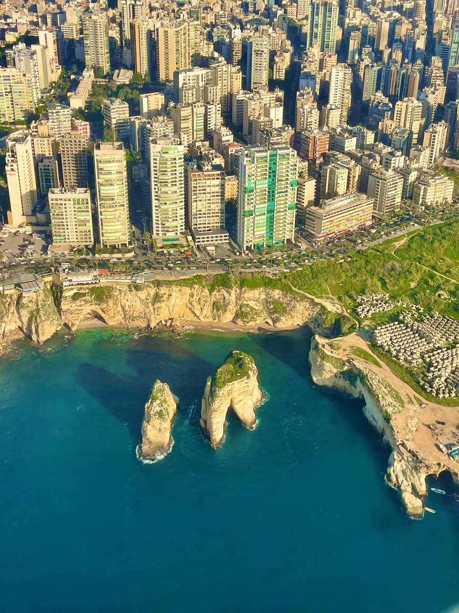 AZKARKOUR's tweet photo. Être de cette terre qui incite sans cesse à partir, pour mieux revenir, tout juste pour repartir.
Valser entre l’Orient désorienté et l’Occident accidenté, entre le délice du revoir et le sévice de l’au revoir;
Méditer les mirages de là bas, éviter le naufrage d’ici bas, et vaciller aux sons d’une oraison qui sonne le glas de ces deux mondes là;
#Beyrouth #Liban