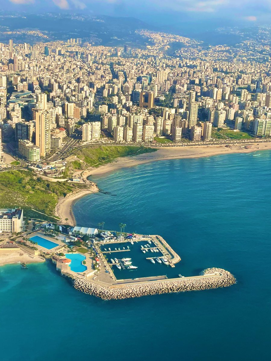 AZKARKOUR's tweet photo. Être de cette terre qui incite sans cesse à partir, pour mieux revenir, tout juste pour repartir.
Valser entre l’Orient désorienté et l’Occident accidenté, entre le délice du revoir et le sévice de l’au revoir;
Méditer les mirages de là bas, éviter le naufrage d’ici bas, et vaciller aux sons d’une oraison qui sonne le glas de ces deux mondes là;
#Beyrouth #Liban