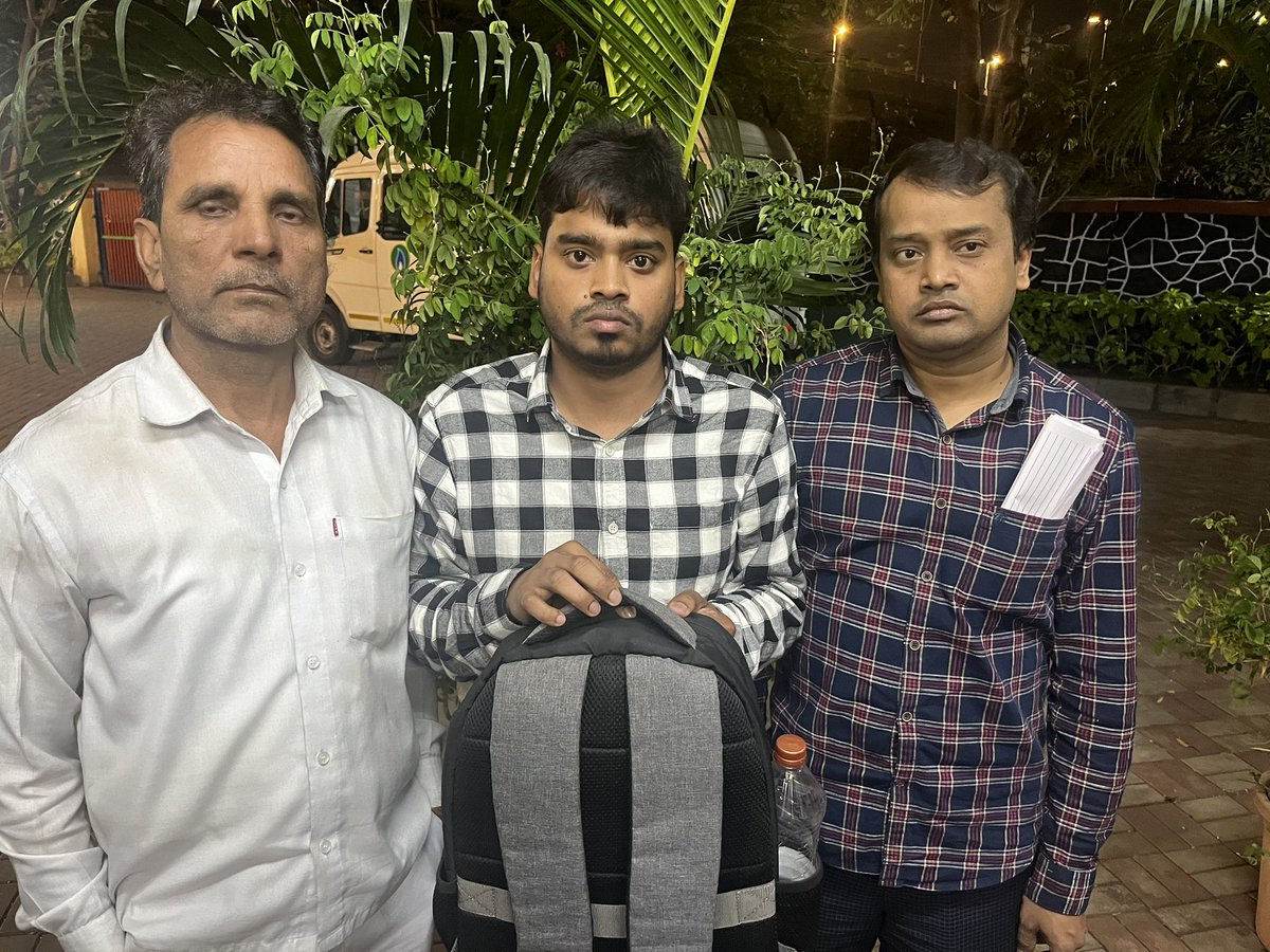 Sanjeev_33's tweet photo. आज श्री यादव जी टॅक्सी चालाक ने इनसानियत का बहुत बड़ा उदाहरण पेस किए। टाटा मेमोरियल मैं ईलाज के लिये आये हुए फैमिली का पेपर और पैसा वापस करके। मुम्बई का यही ख़ासियत है। “जिओ और जीनो दो” Great human being 🙏❤️
#taxiunion #tmh #PatientCare #Mumbai #news #supportcancer #taxidriver https://t.co/e4KedhBGA9