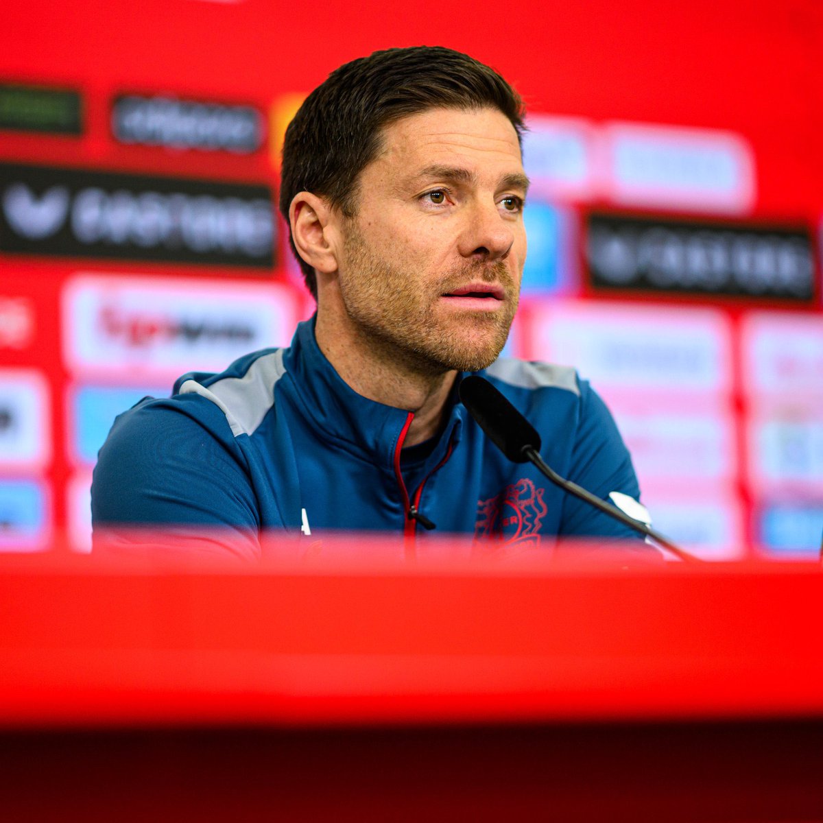 Al profesor Xabi Alonso le preguntaron por las manifestaciones y peticiones de la extrema derecha alemana, que buscan la deportación de millones de inmigrantes. Y no eludió la pregunta. Su respuesta:

“Debemos ser claros y defender nuestros valores y posición democrática. No solo