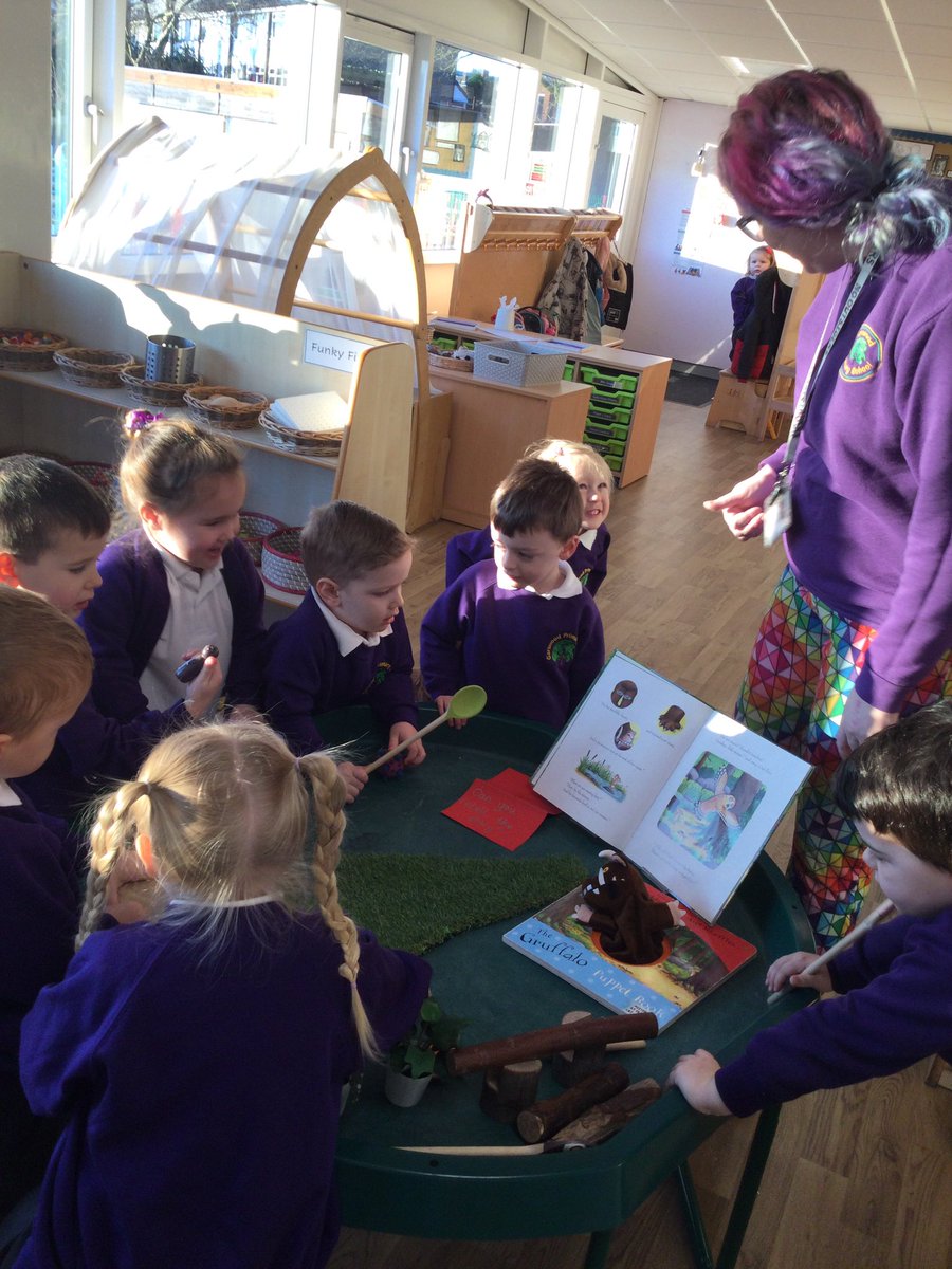 GarswoodNursery's tweet photo. This week we have been enjoying retelling our story of the Gruffalo using peg dolls and story spoons on our tuff tray. The children have been using vocabulary from the story such as underground house, orange eyes and purple prickles. #gruffalo #storylanguage #retell https://t.co/YrQnj9NU7Z