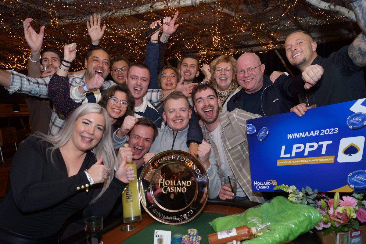 Donderdag was de finale van het Landelijk Personeels Poker Toernooi in Breda. Maar liefst 315 collega's deden in Breda een poging om de schaal mee naar huis te nemen. Uiteindelijk namen Wessel en zijn uitzinnige aanhang mee naar Utrecht.

<a href="/hollandcasino/">Holland Casino</a> 
<a href="/PokerCityNL/">PokerCity</a> 
<a href="/pokerenNL/">pokerenNL</a>