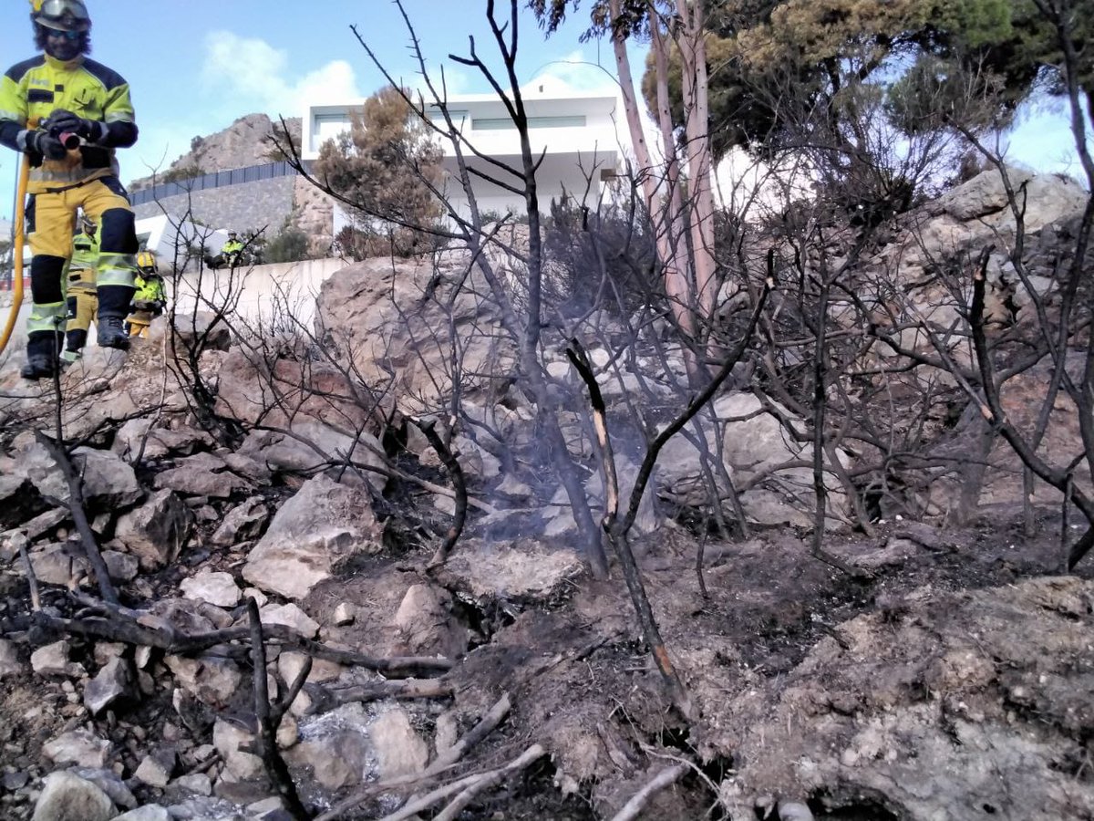 GVAbforestals's tweet photo. 👨🚒Compañeros del servicio han sido movilizados esta mañana para apagar unos rescoldos en la zona del Mascarat, donde hace un par de semanas se declaró el #IFAltea.
#LosDeAmarillo https://t.co/MyftZYpvsw