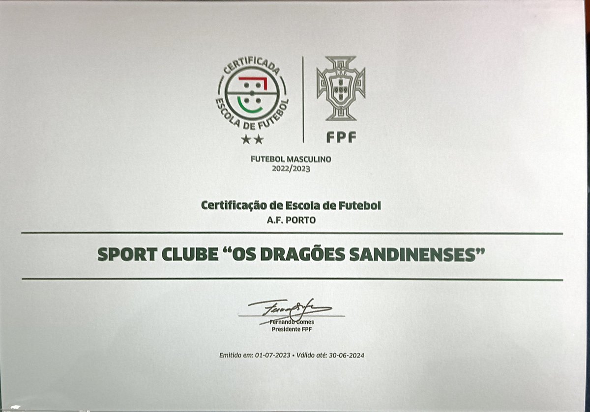 Glad to receive once again, on behalf of my club, SCDS, the ** certificate from the hands of Dr. Fernando Gomes, president of the @FPF_Futebol, and Dr. José Neves, president of the @afporto, in a elegant session at the auditorium of the Faculty of Engineering U. Porto