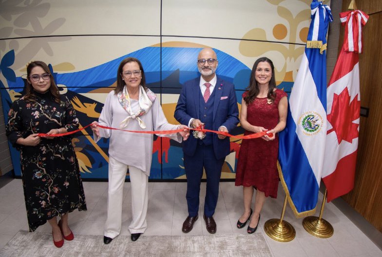 Inmenso honor de haber abierto la nuevas oficinas de la Embajada de Canadá 🍁 en El Salvador con la Canciller Alexandra Hill Tinoco <a href="/CancillerAleHT/">Alexandra Hill Tinoco</a>
