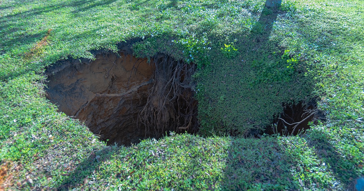 60-foot-deep sinkhole opens in front of Polk County home, officials say bit.ly/4b3vX34