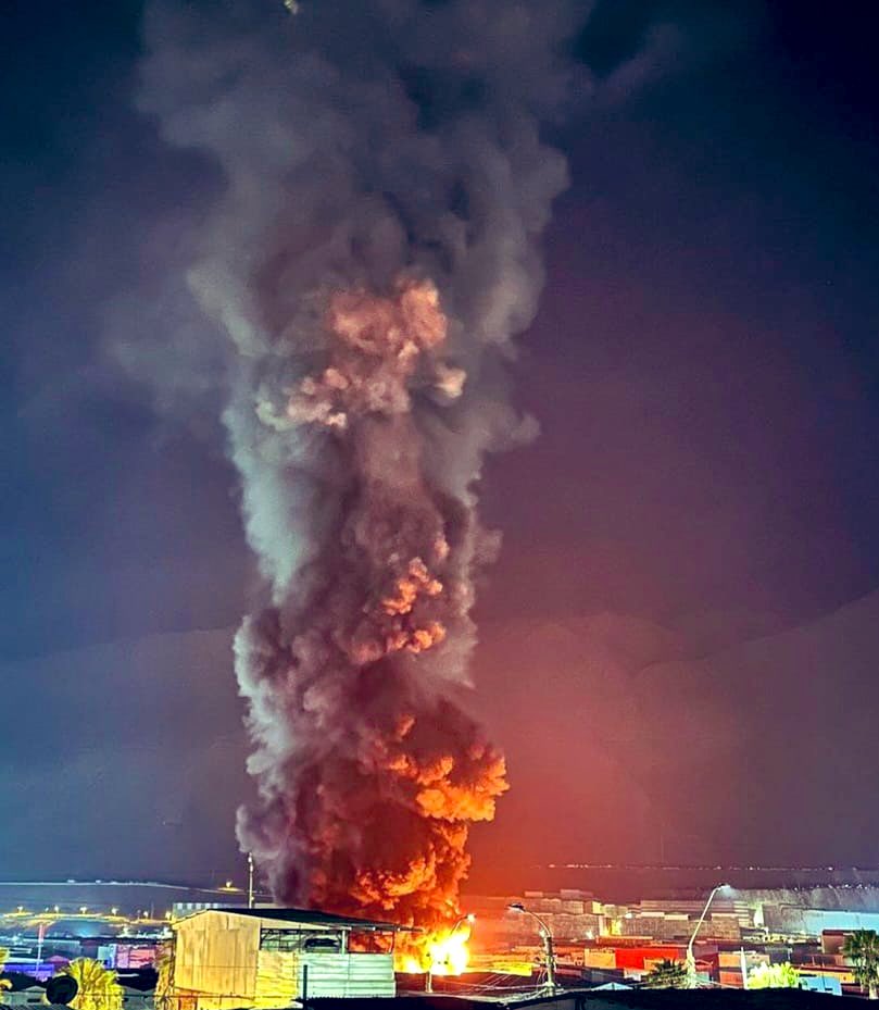 comandanteCBI's tweet photo. La tarde de este viernes concluyó la intervención de #BomberosIquique en el gran incendio que afectó 6 galpones de @Zofri_SA. Sin dudas quedan muchas lecciones, oportunidades de mejora y fortalecimiento de capacidades que deben trabajarse en conjunto. #Iquique @cbi_iqq Sigue -> https://t.co/38ADuAB1FT