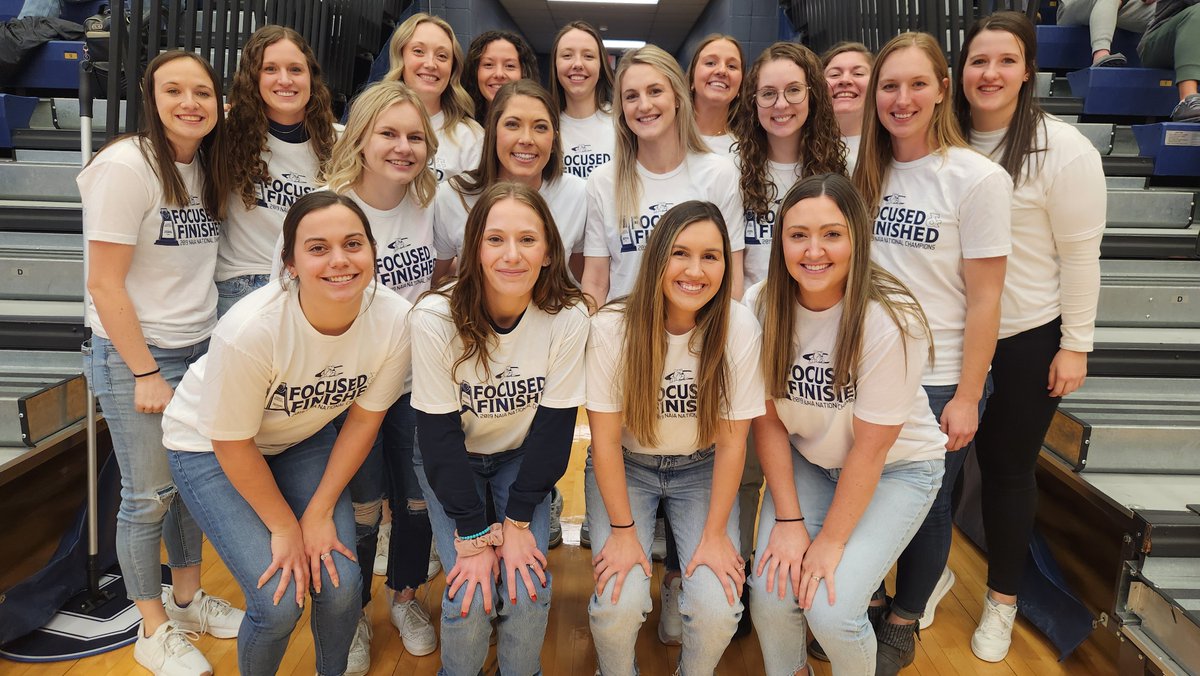 Welcome back to Friedrich Arena, 2018-19 @cunewbb national championship team!

🎉 #FocusedandFinished 🏀