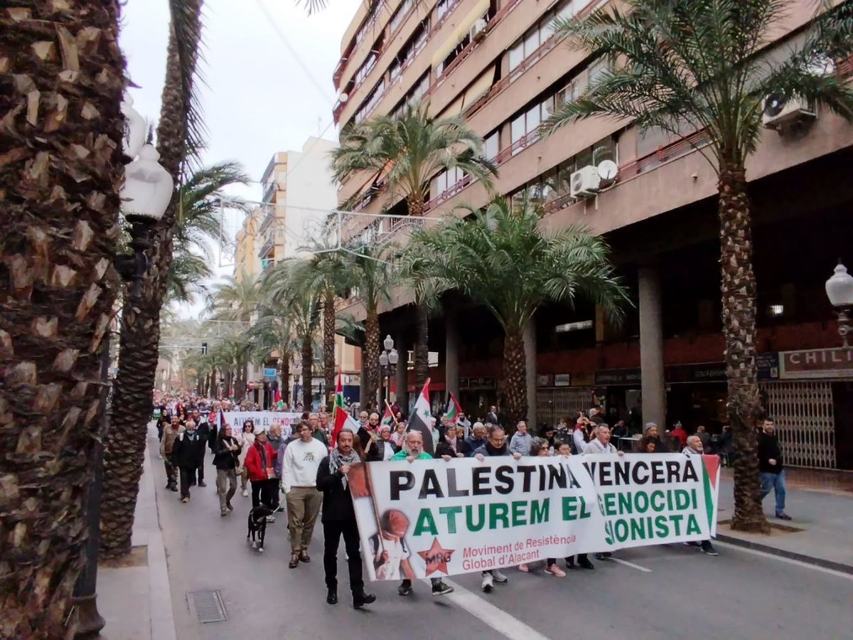 No less than 150.000 people have flooded the streets in Catalan Countries in solidarity with #Palestine and against all ties with Israel, that the Spanish government refuses to break #FreePalestine #boycottIsrael #PaïsosCatalansxPalestina

📷 València, Barcelona, Palma, Alacant