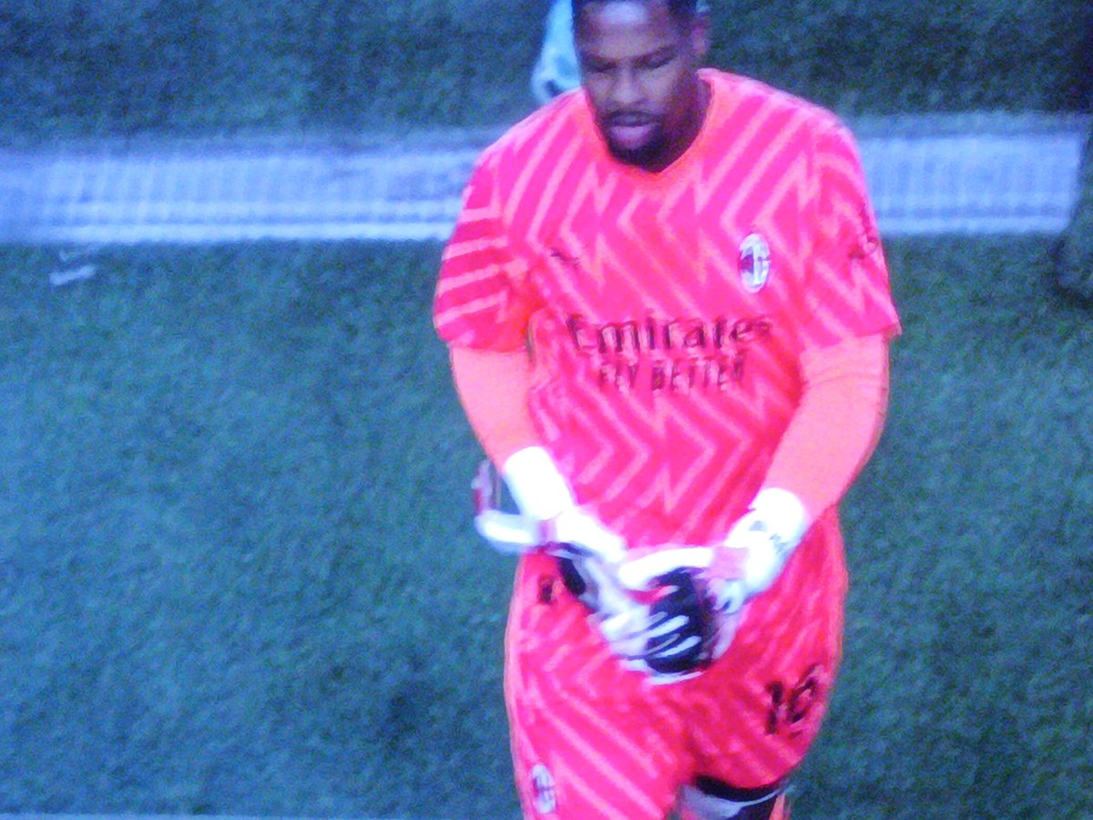 Covidioti's tweet photo. Che buffonata.
Prendi milioni di euro all'anno, sei un professionista di serie A, ricevi due insulti da una squadra che ha in campo un portiere dello stesso colore.
Non rompi i coglioni e giochi.

#Maignan #UdineseMilan https://t.co/lIN2MWxVIY