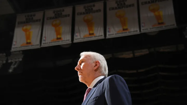 matbabiarz's tweet photo. Gregg Popovich jest powszechnie uważany za jednego z najlepszych trenerów w historii NBA. Wszyscy wiemy, że jest w San Antonio Spurs „od zawsze”, ale czy rzeczywiście dobrze znamy jego biografię?

Zapraszam na wątek, którego tematem jest legendarny Coach Pop.