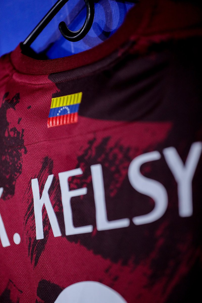 SeleVinotinto's tweet photo. 𝐄𝐋 𝐁𝐔́𝐍𝐊𝐄𝐑 👊🏽

#SiempreVinotinto #CONMEBOLPreolímpico https://t.co/0oVsQ846MD
