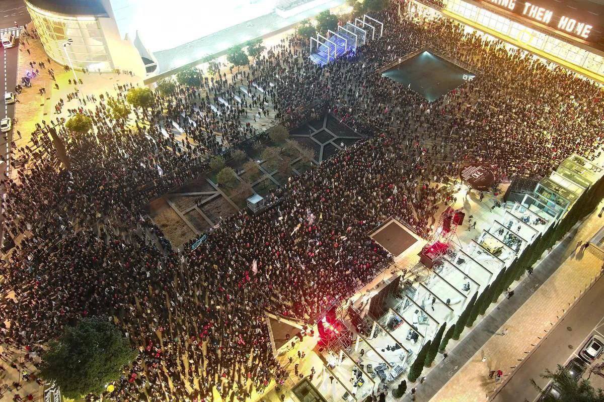 ConflictTR's tweet photo. 🔴 İsrail’de binlerce kişi, Başbakan Netanyahu hükümetini protesto etmek için  Tel Aviv'de toplandı.

▪️Protestocular, Netanyahu'yu ülkenin güvenliğini kötü yönetmekle suçlayarak yeni bir seçim çağrısında bulunuyor. https://t.co/PruiuCoub0