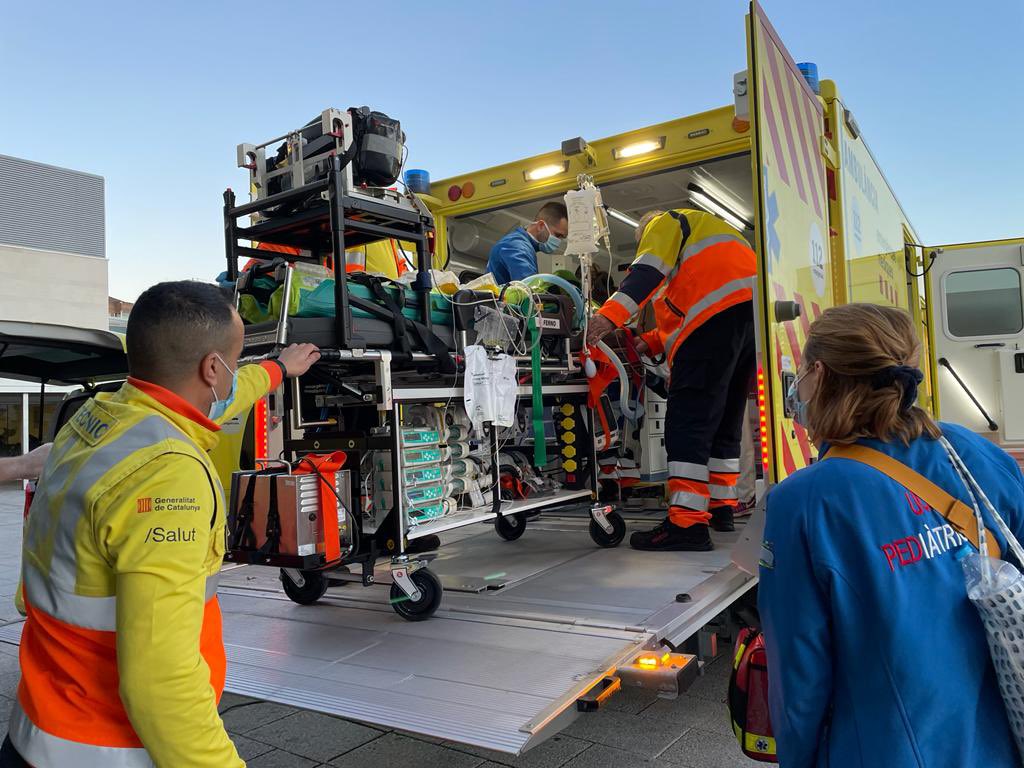 Hoy se ha trasladado un niño en ECMO desde Pamplona a Barcelona, en ambulancia especial. Han colaborado 10 personas entre pediatras, enfermeras y cirujanos. 

Gracias a todos los profesionales del Hospital Universitario de Navarra y Val d’Ebron por su impecable trabajo.
