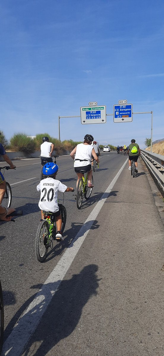 Llevamos décadas pidiendo una conexión con Madrid. Desde #Coslada a #lasRosas sólo hay una distancia de 1,8 .Las obras del nudo de #Arcentales son la ocasión ideal para hacer en bici éste trayecto.Desde @CosladaenBici nos gustaría poderlo hablar con @transportesgob @oscar_puente