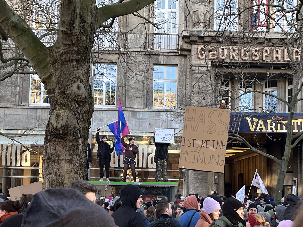 schlichtenichte's tweet photo. #h2001 #hannover
DANKE😍Hannover für diese Solidarität. Ich hoffe, wir alle werden die ErMUTigung mit in unseren Alltag nehmen und endlich #lautsein … https://t.co/w6ZSPAYFoN https://t.co/5hGpr0xBYa
