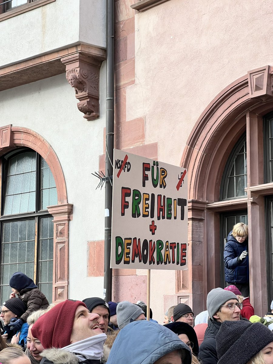 marcdny's tweet photo. Dankeschön Frankfurt! 
#Frankfurt2001 #FrankfurtgegenRECHTS #AfDgehoertnichtzuDeutschland #AfDzerstoertDeutschland #AfDsindFaschisten #NazisRAUS #FckAFD #FckNZS https://t.co/n36M1WSjMl