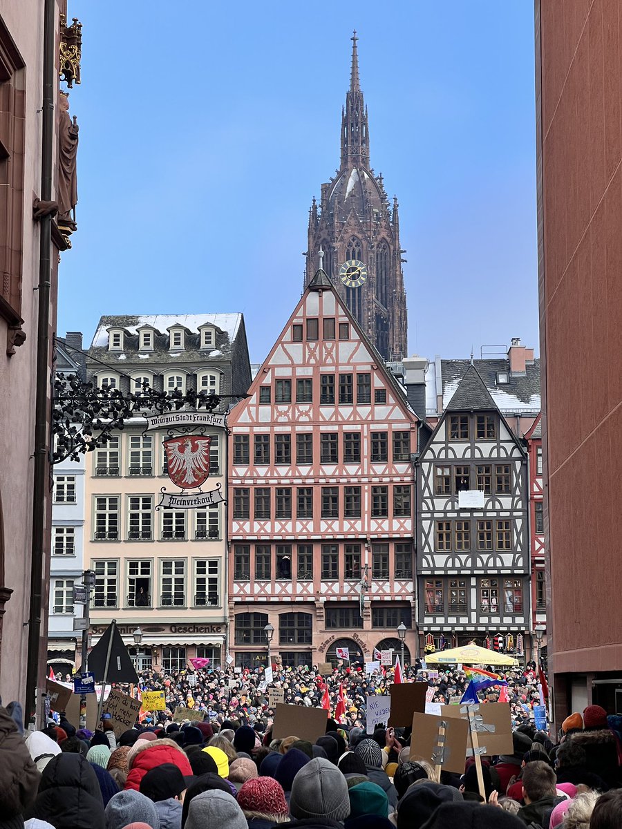 marcdny's tweet photo. Dankeschön Frankfurt! 
#Frankfurt2001 #FrankfurtgegenRECHTS #AfDgehoertnichtzuDeutschland #AfDzerstoertDeutschland #AfDsindFaschisten #NazisRAUS #FckAFD #FckNZS https://t.co/n36M1WSjMl