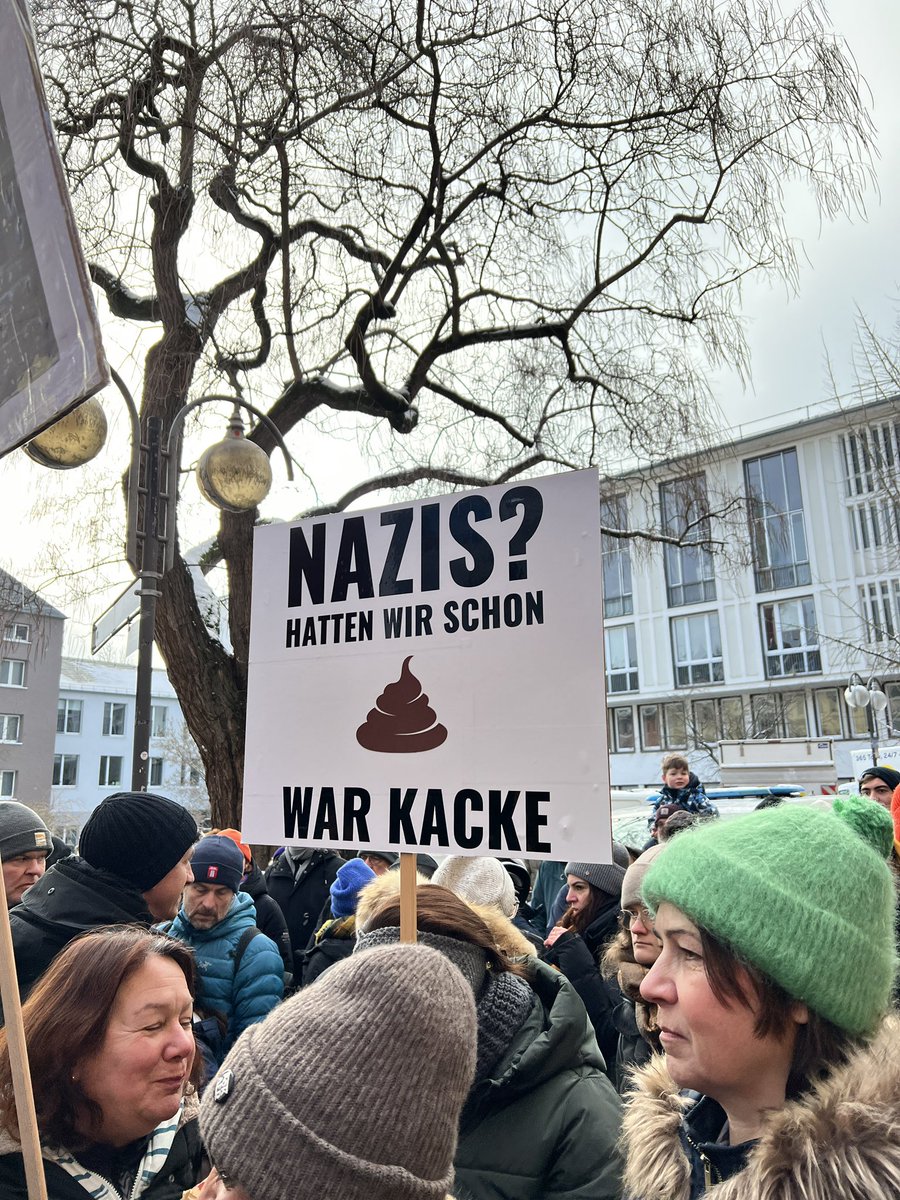 marcdny's tweet photo. Dankeschön Frankfurt! 
#Frankfurt2001 #FrankfurtgegenRECHTS #AfDgehoertnichtzuDeutschland #AfDzerstoertDeutschland #AfDsindFaschisten #NazisRAUS #FckAFD #FckNZS https://t.co/n36M1WSjMl